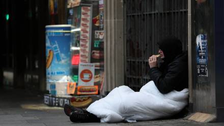 Caritas Polska realizuje pomoc dla bezdomnych poprzez program "Damy Radę!" adresowany do mężczyzn w wieku 25-35 lat (zdjęcie ilustracyjne), fot. PAP/AA/ABACA