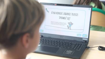 Uczeń pracujący przy laptopie Fot. PAP/Tomasz Gzell