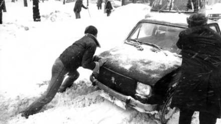 Warszawa, 1979-01-30. Zima stulecia. Fot. PAP/Ireneusz Radkiewicz