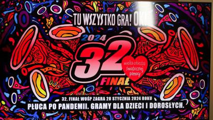 Logo 32. finału WOŚP. Finał WOŚP odbędzie się 28 stycznia 2024 roku. Zbiórka będzie odbywać się pod hasłem „Tu wszystko gra OK!”, będzie poświęcona "płucom po pandemii". Fot. PAP/Albert Zawada