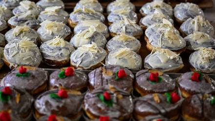 Produkcja pączków na Tłusty Czwartek. Fot. PAP/Darek Delmanowicz