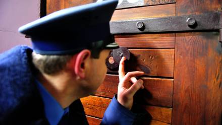 Funkcjonariusz Służby więziennej Fot. PAP/Marcin Bielecki 