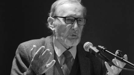 Zmarł poeta, pisarz i dyplomata Ernest Bryll. Fot. PAP/Andrzej Rybczyński