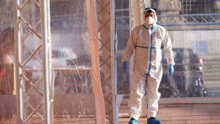 Pracownicy służby zdrowia we Włoszech, fot. PAP/EPA/ANSA/Filippo Venezia