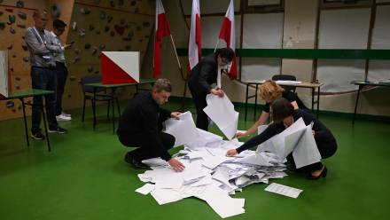 Liczenie głosów Fot. PAP/Darek Delmanowicz 