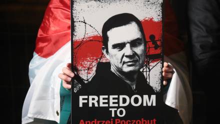 Plakat przedstawiający Andrzeja Poczobuta. Fot. PAP/Artur Reszko