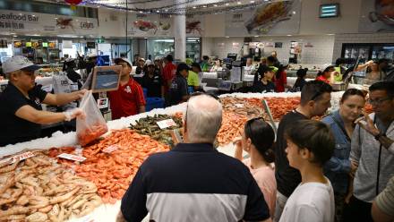 Stoisko z owocami morza. Zdj. ilustracyjne. Fot. PAP/EPA/DEAN LEWINS 