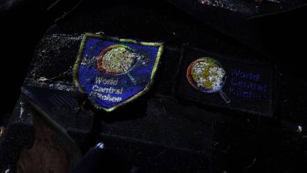 Strój ochronny z logo organizacji charytatywnej. Fot. PAP/EPA/MOHAMMED SABER