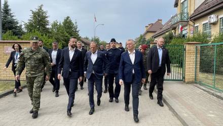 Odprawa ministrów i służb z premierem w Dubiczach Fot. Twitter MON