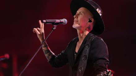 Adam "Nergal" Darski podczas koncertu, fot. PAP/Zbigniew Meissner