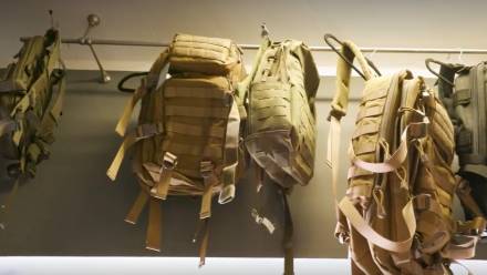 Plecak ewakuacyjny. Fot. PAP/WIDEO