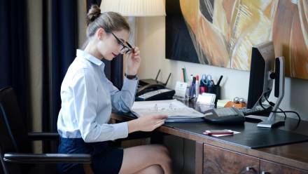 Pracująca kobieta w biurze Fot. PAP/Jacek Turczyk