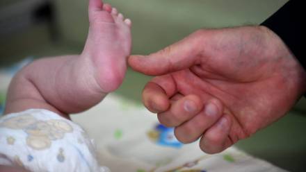 Stopa noworodka i dłoń dorosłego. Zdj. ilustracyjne. Fot. PAP/Bartłomiej Zborowski