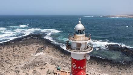 Latarnia morska na Wyspach Kanaryjskich, w tle Atlantyk, zdjęcie ilustracyjne, fot. PAP/Andrzej Lange