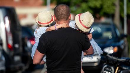 Dzień Ojca to święto obchodzone na całym świecie, które ma na celu uhonorowanie ojców i ich roli w rodzinie oraz społeczeństwie. Fot. PAP/Tytus Żmijewski