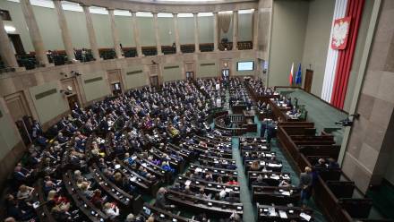 Posłowie na sali obrad Sejmu w Warszawie. Fot. PAP/Marcin Obara