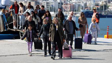 Turyści w greckim porcie Fot. PAP/EPA/ELIAS MARCOU