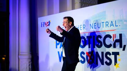 Jeden z liderów Austriackiej Partii Wolności i jej sekretarz generalny, Harald Vilimsky, fot. PAP/EPA/CHRISTIAN BRUNA