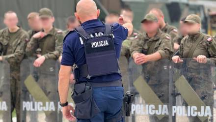 Mjr Magdalena Kościńska powiedziała, że szkolenia, są po to, aby działania poszczególnych służb i żołnierzy połączyć i wypracować wspólne procedury, by można było skutecznie chronić granicę i prowadzić działania. Fot. X/Podlaska Policja