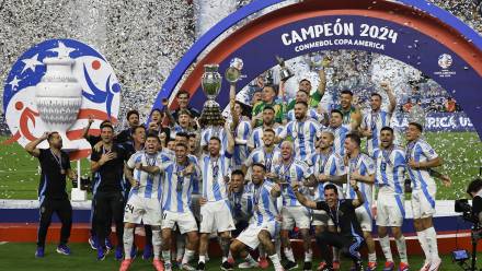 Piłkarska reprezentacja Argentyny po raz drugi z rzędu triumfowała w mistrzostwach Ameryki Południowej - Copa America. Fot. PAP/EPA/CJ GUNTHER 