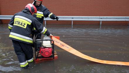 Strażacy wypompowują wodę Fot. PAP/Darek Delmanowicz