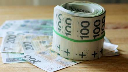 Banknoty stuzłotowe i dwustuzłotowe Fot. PAP/Tomasz Waszczuk