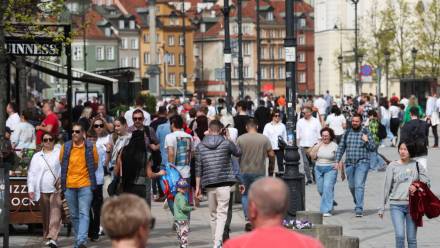 Ludzie w Warszawie. Zdjęcie ilustracyjne. Fot. PAP/Leszek Szymański