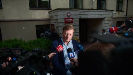 Pełnomocnik byłego wiceministra sprawiedliwości Marcina Romanowskiego mec. Bartosz Lewandowski (L). Fot. PAP/	Marcin Obara