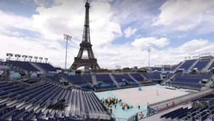 Tuż pod Wieżą Eiffla powstała tymczasowa arena plenerowa. Fot. PAP/AFP