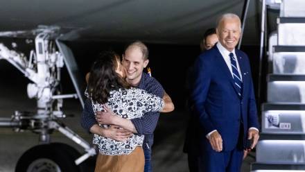 Reporter Evan Gershkovich z matką i prezydent Joe Biden Fot. PAP/EPA/JIM LO SCALZO