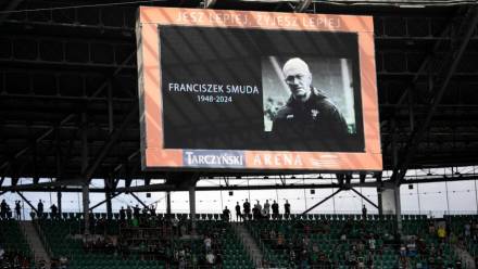 Telebim upamiętniający zmarłego trenera Franciszka Smudę. Fot. PAP/Krzysztof Cesarz