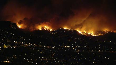 Według lokalnych władz ogień, z którym strażacy walczą na Maderze od środy, strawił już kilka opustoszałych budynków w Curral das Freiras. Fot. PAP/EPA/	ANA BASILIO (zdjęcie ilustracyjne)