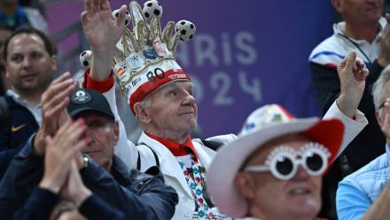  Igrzyska Olimpijskie Paryż 2024. 'Król polskich kibiców' Andrzej 'Bobo' Bobowski (C) na trybunach podczas meczu grupy B turnieju siatkarzy: Polska - Egipt, 27 bm. (gj) PAP/Adam Warżawa