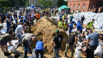 Mieszkańcy Oławy i służby przy układaniu worków z piaskiem Fot. PAP/Maciej Kulczyński 