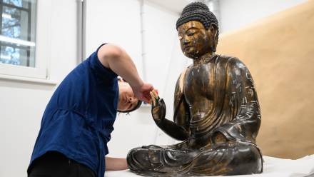 Prace konserwatorskie prowadzone w Muzeum Pałacowym w Rogalinie, przez jednego z najwybitniejszych na świecie specjalistów - Takao Makino z Kibi Conservation Studio for Cultural Objects w Japonii przy dwunastowiecznym posągu Buddy, fot. PAP/Jakub Kaczmarczyk