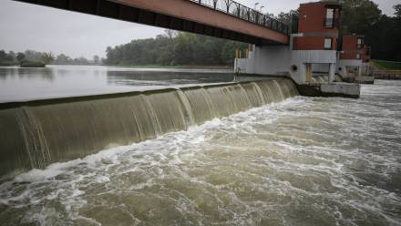 Deszczowa pogoda we Wrocławiu. W województwie dolnośląskim obowiązuje najwyższy – trzeci – stopień ostrzeżenia przed intensywnymi opadami deszczu. Fot. PAP/Krzysztof Cesarz