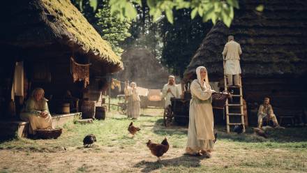 Lato w Adamczysze – pierwsze zdjęcia z planu drugiego sezonu „1670”.  Fot. J. Sosiński/Netflix