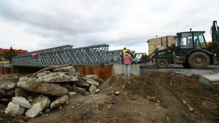 Żołnierze z wojsk inżynieryjnych montują konstrukcję mostu nad Białą Głuchołaską w Głuchołazach. Fot. PAP/Krzysztof Świderski