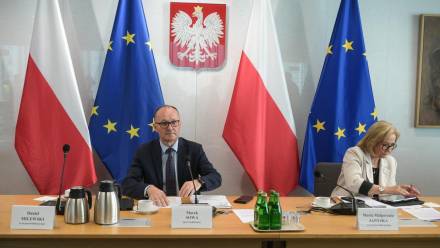 Przewodniczący komisji, poseł KO Marek Sowa (P) i wiceprzewodnicząca posłanka KO Maria Janyska (P) na posiedzeniu sejmowej komisji śledczej ds. afery wizowej. Fot. PAP/Marcin Obara