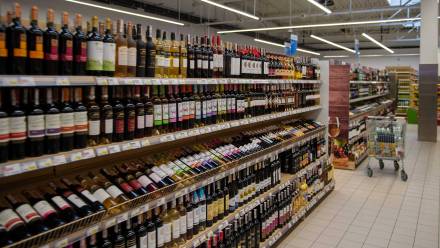 Stoisko alkoholowe (zdj. ilustracyjne). Fot. PAP/Grzegorz Michałowski