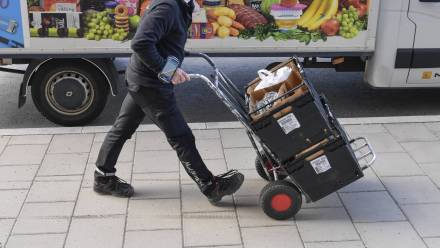 Szwedom zaleca się m.in. zrobienie zapasów żywności Fot. PAP/EPA/Anders Wiklund/TT