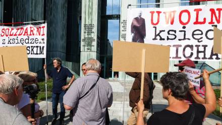 Wiec w obronie ks. Michała Olszewskiego przed Sądem Najwyższym 31 sierpnia Fot. PAP/Albert Zawada