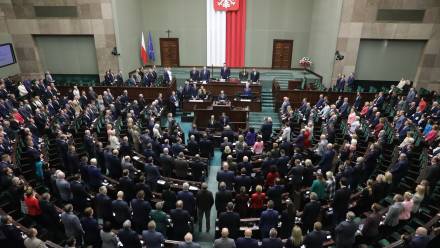Posłowie na sali plenarnej Sejmu w Warszawie. Fot. PAP/Tomasz Gzell