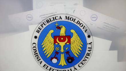 Głosy w urnie podczas głosowania Fot. PAP/EPA/ROBERT GHEMENT