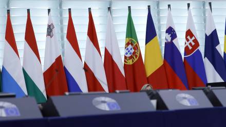 Flagi państw UE. Fot. PAP/EPA/RONALD WITTEK