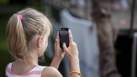 Dziecko z telefonem/zdjęcie ilustracyjne Fot. PAP/Michał Walczak