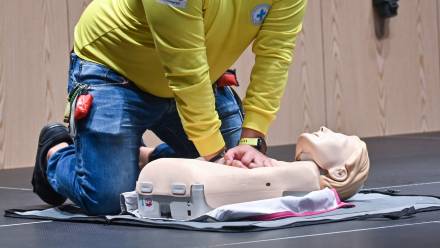 Szwedom zaleca się m.in. ukończenie kursu pierwszej pomocy Fot. PAP/Marcin Bielecki