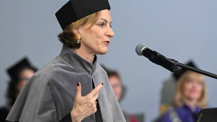 Pisarka i dziennikarka Anne Applebaum na nadaniu jej tytułu doktora honoris causa UMCS. Fot. PAP/Wojtek Jargiło