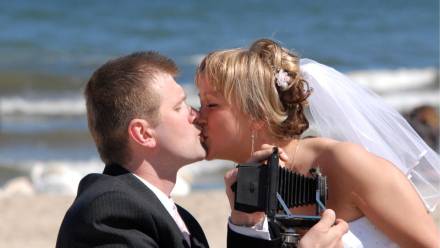 Nowożeńcy na plaży Fot. PAP/Stefan Kraszewski