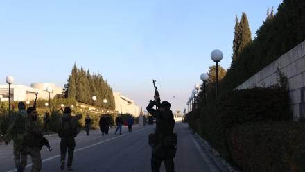 Rebelianci i cywile wchodzą do pałacu Asada Fot. PAP/EPA/MOHAMMED AL RIFAI